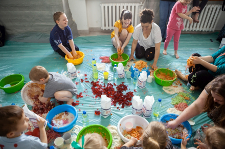 Zdjęcie zrobione z góry. Uczestnicy warsztatów mieszają w miskach różne produkty.