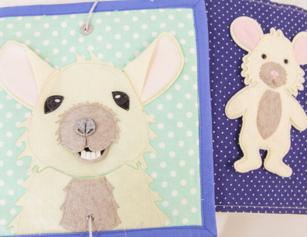 Efekt pracy uczestniczki warsztatów. Książeczka sensoryczna z myszką na okładkce.