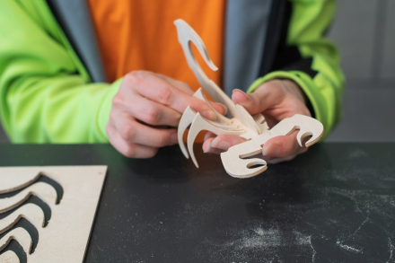 Dłonie mężczyzny, który trzyma gotowego skorpiona.