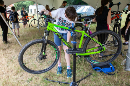 Chłopiec przygląda się swojemu rowerowi.