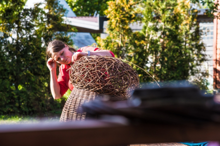 Kobieta pracuje nad przestrzenną przecionką.