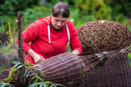Kobieta podczas plecenia rzeźby.
