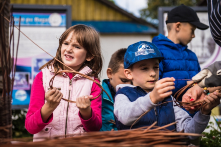 Dzieci uczą się pleść z wikliny.