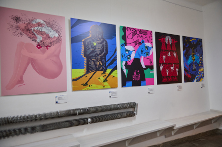 kolorowe plakaty w korytarzu na parterze Warsztatów Kultury