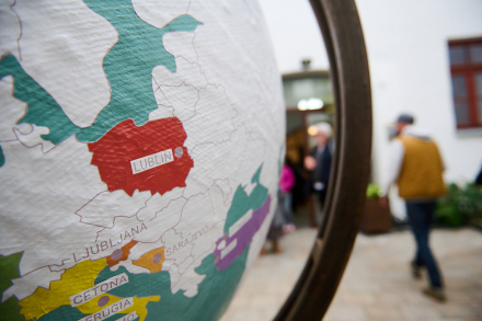 Zbliżenie na olbrzymi globus z konturem Polski i oznaczeniem "Lublin"