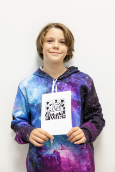 Chłopiec prezentuje swoją pracę.