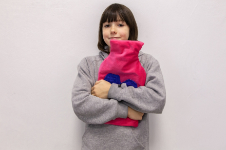 Dziewczynka prezentuje zrobiony przez siebie termofor.