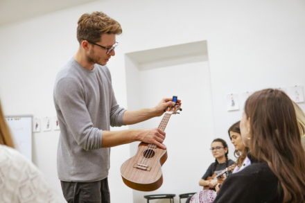 Mężczyzna podaje kobiecie ukulele