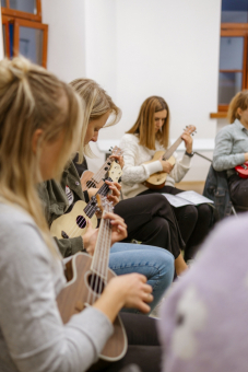 Zbliżenie na dłonie kobiet, w których trzymają instrumenty.