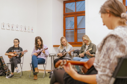 Cała grupa gra wspólnie na ukulele.