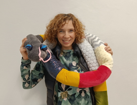 Kobieta ma na szyi obciążeniowy przytulak - węża.