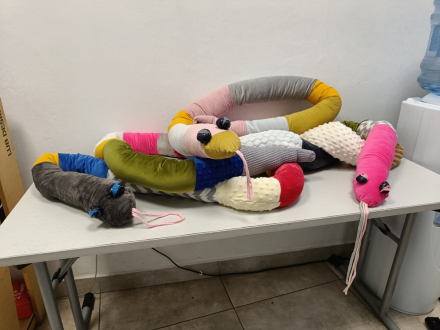 Na stole leżą węże zrobione przez uczestników warsztatów.