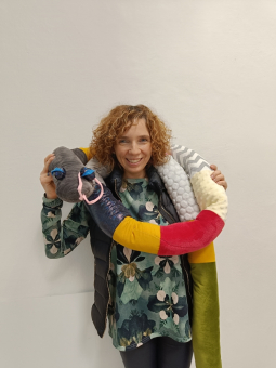 Kobieta ma na szyi obciążeniowy przytulak - węża.