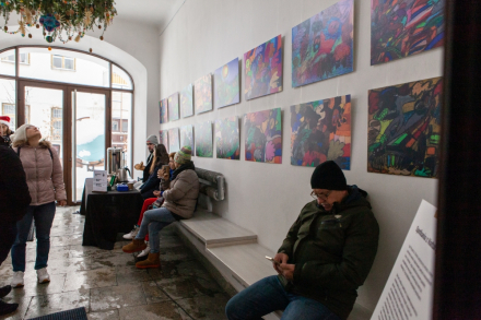Ludzie podziwiają obrazy Igora Bryzka.