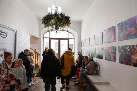 Ludzie zgromadzeni na wernisażu wystawy.