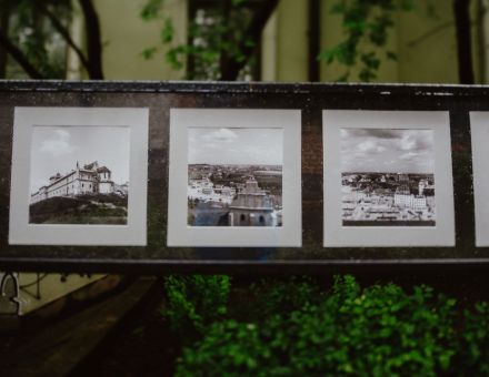 Zbliżenie na jedną z gablot ze zdjęciami.