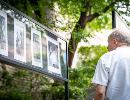 Starszy mężczyzna przygląda się zdjęciom