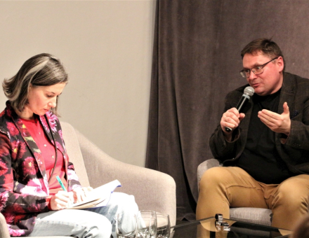 Tomasz Terlikowski mówi przez mikrofon. Patrzy na siedzącą obok Karolinę Wigurę.
