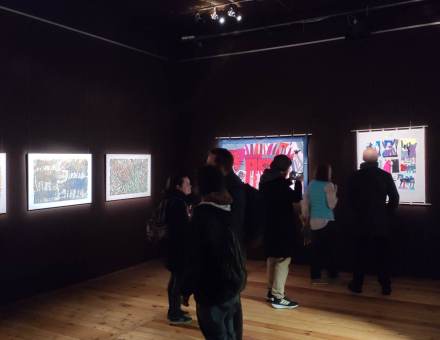 Osoby oglądają wystawę.