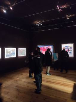 Osoby oglądają wystawę.