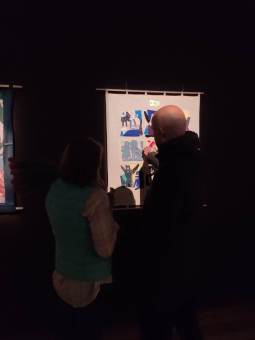 Kobieta i mężczyzna oglądają obraz.