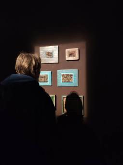 Kobieta ogląda obrazki.