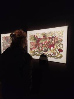 Dziewczyna ogląda obraz.