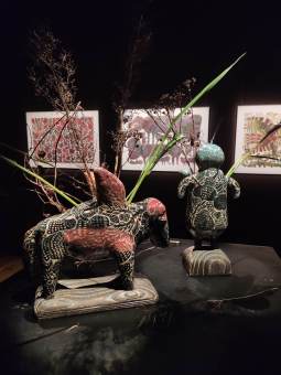 Przybliżone zdjęcie figurek, w tle widać obrazy.