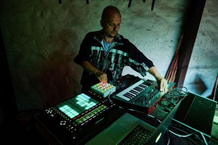 Zbliżenie na twarz klawiszowca.