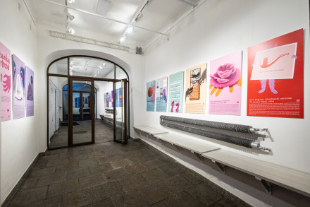 Rzut ogólny na wystawę kolorowych plansz  na parterze budynku Warsztatów Kultury w Lublinie.