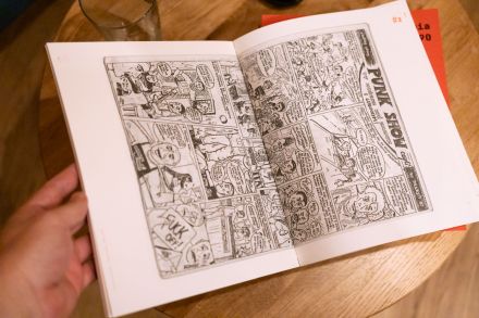 Na stole leży czarno-biały komiks.