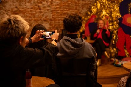 Mężczyzna robi zdjęcie telefonem gościni.