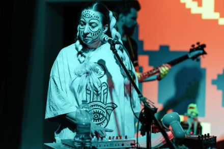 Wokalistka obsługuje syntezator dźwięku.