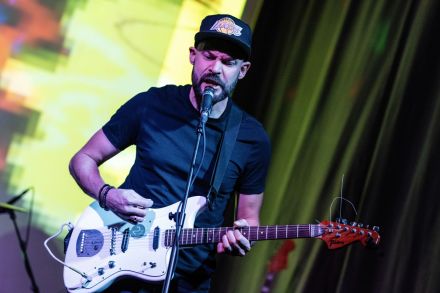 Zbliżenie na gitarzystę.