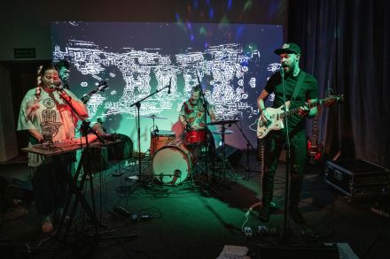 Na scenie od lewej wokalistka, perkusista i gitarzysta.