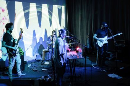 Zespół na scenie. To trzej mężczyźni i kobieta.