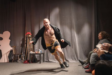 Po pomieszczeniu biega mężczyzna w szlafroku. Na piersi na napisane "Furiozo".