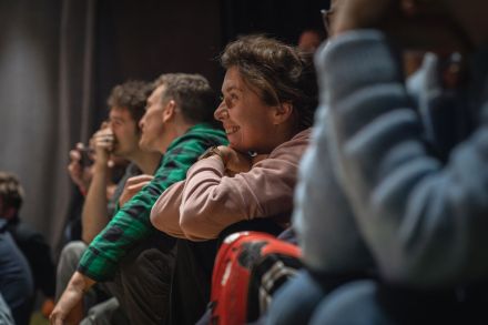 Publiczność się śmieje.