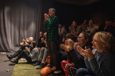 Publiczność bije brawa. Jeden mężczyzna wstał.