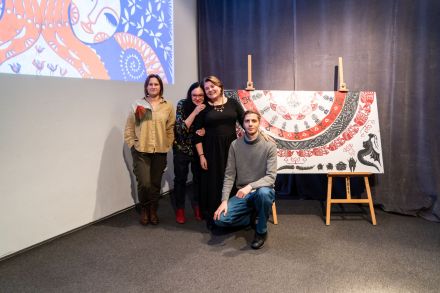 Przy dużej wycinance stoi jej dwóch twórców oraz organizatorki wydarzenia - łącznie 4 osoby.