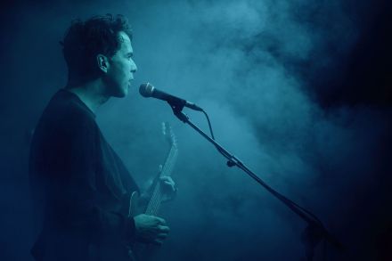 Sylwetka gitarzysty i wokalistki z profilu.