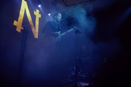 Sylwetkę wokalistki  zasłania mgła.