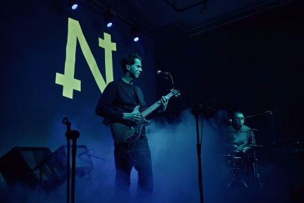 Muzycy skupieni na grze podczas koncertu.