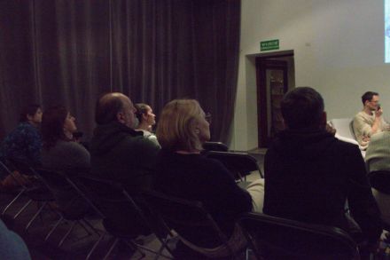 Widownia patrząca na prezentację.