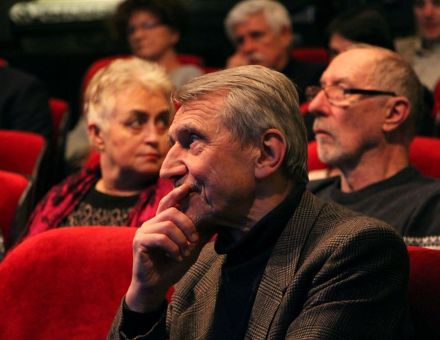 Autor i gość spotkania Mikoła Riabczuk siedzi w pierwszym rzędzie foteli.