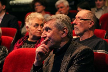 Autor i gość spotkania Mikoła Riabczuk siedzi w pierwszym rzędzie foteli.