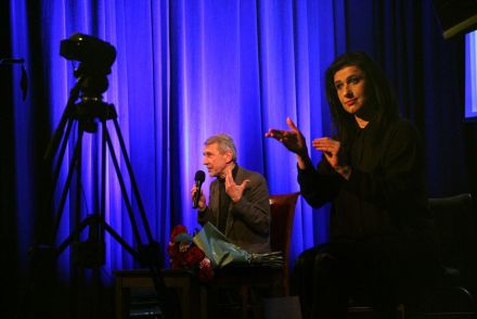 Kobieta tłumaczy spotkanie na PJM.