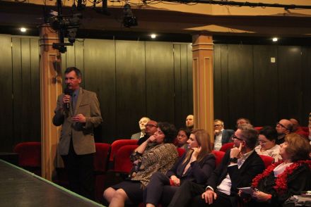 Mężczyzna z widowni zadaje pytanie.