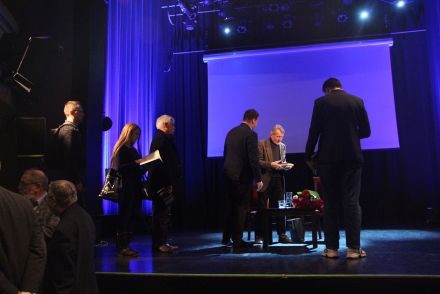 Ludzie stoją w kolejce po autograf.