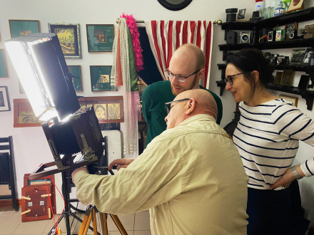 Fotograf pokazuje, jak obsługuje się aparat sprzed 100 lat.